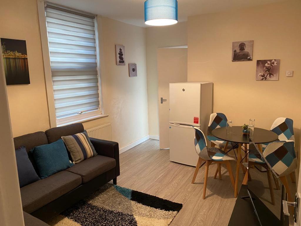 Excellent And Amazing Apartment With Private Parking 질링엄 외부 사진