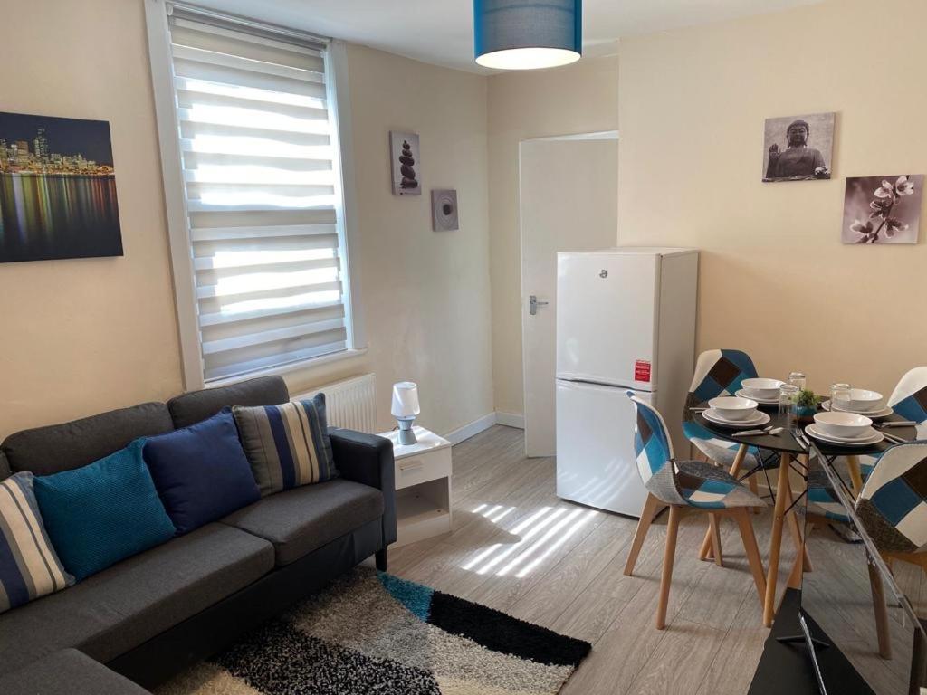 Excellent And Amazing Apartment With Private Parking 질링엄 외부 사진